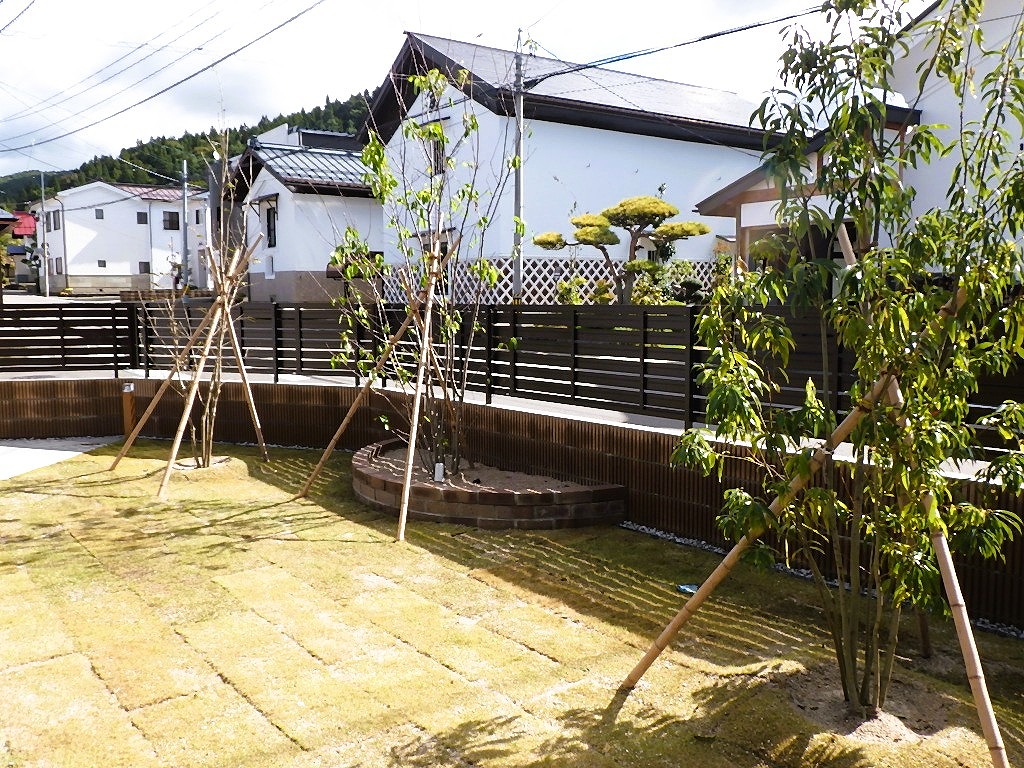 会津若松市　新築　外構工事　庭まわり　植栽　レンガ花壇　コウライ芝　照明