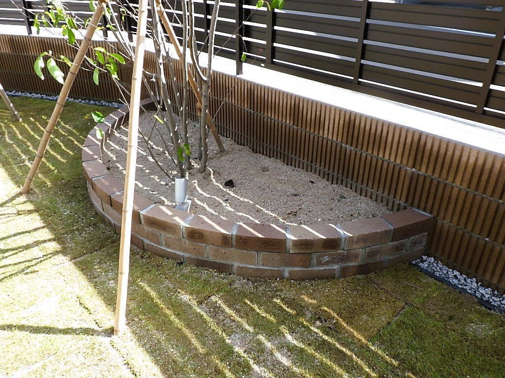 会津若松市　新築　外構工事　庭まわり　植栽　レンガ花壇　コウライ芝　照明