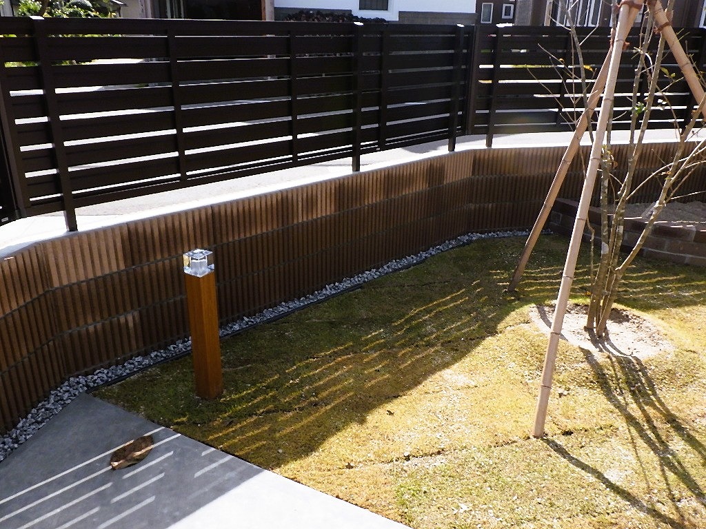 会津若松市　新築　外構工事　庭まわり　植栽　レンガ花壇　コウライ芝　照明