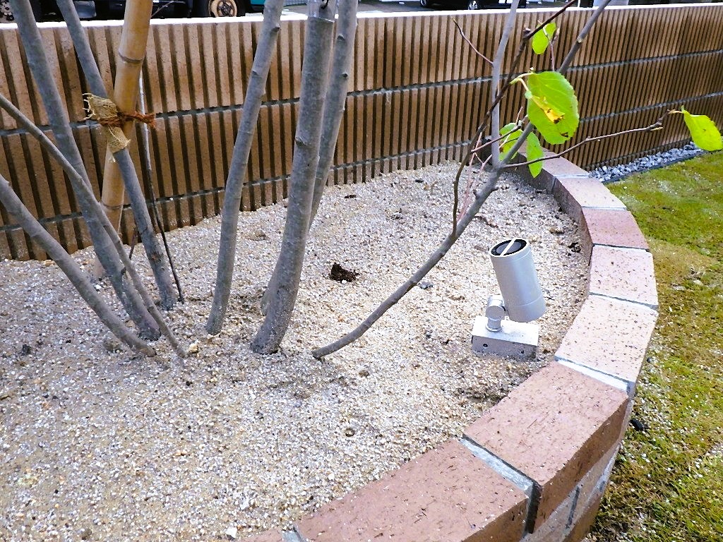 会津若松市　新築　外構工事　庭まわり　植栽　レンガ花壇　コウライ芝　照明