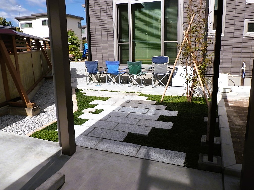 会津若松市　新築　外構工事　アプローチ　御影石園路　植栽　和風　庭まわり