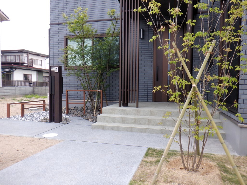 割栗石を使ったエントランスまわり　須賀川市Ｓ様邸