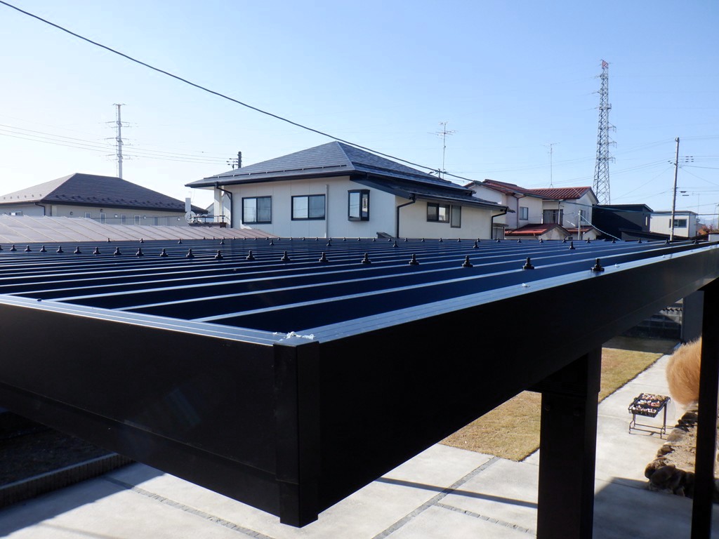 カーポート新設　ブラック折板屋根